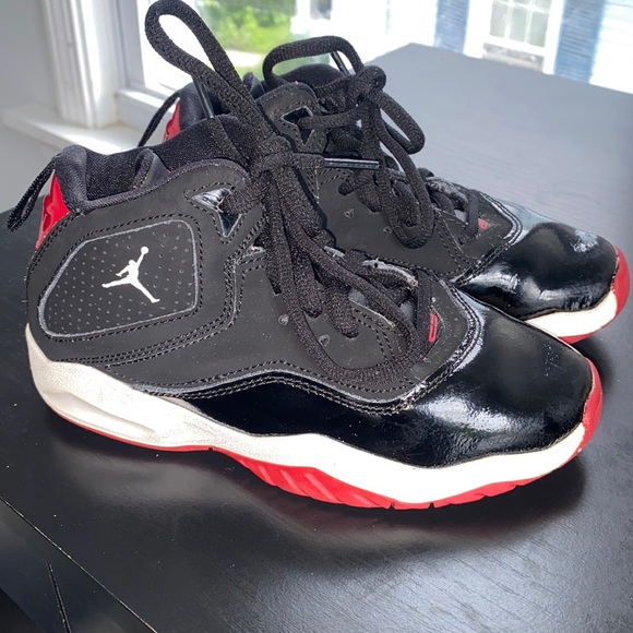 Boys Jordan sneakers - Picture 1 of 4